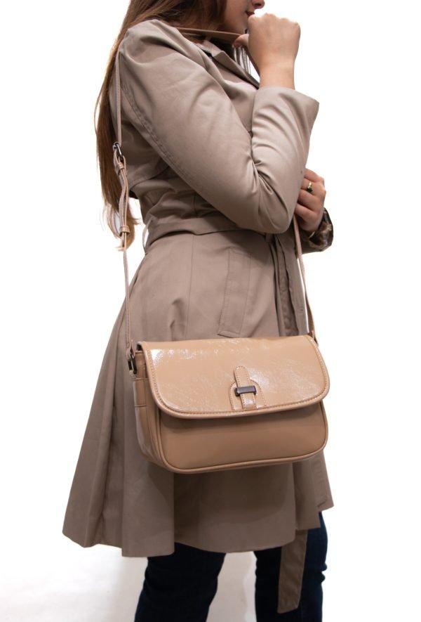 Sac bandoulièr " dovama Jagas " effet verni-  Beige